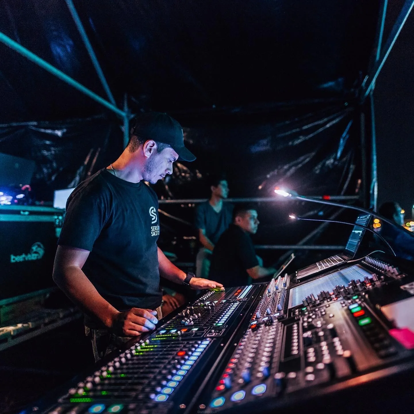 Edu Reyes mezclando FOH en un show en vivo